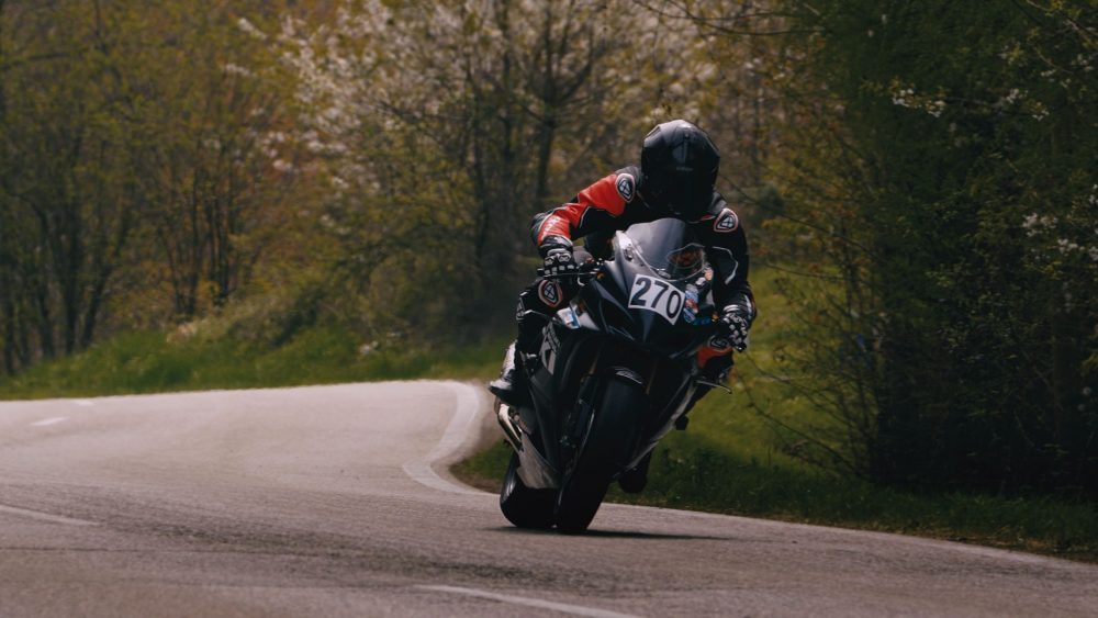 Landshaag Bergrennen 2026 | Oberösterreich Motorradfahrer auf schwarzem Superbike im Waldstück der Strecke beim Landshaag Bergrennen 2026
