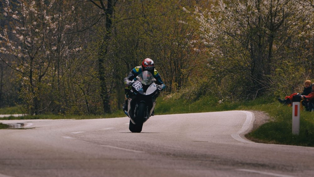 Landshaag Bergrennen 2026 | Oberösterreich Motorradfahrer kommt aus der Kurvenkombination im Wald beim Landshaag Bergrennen 2026