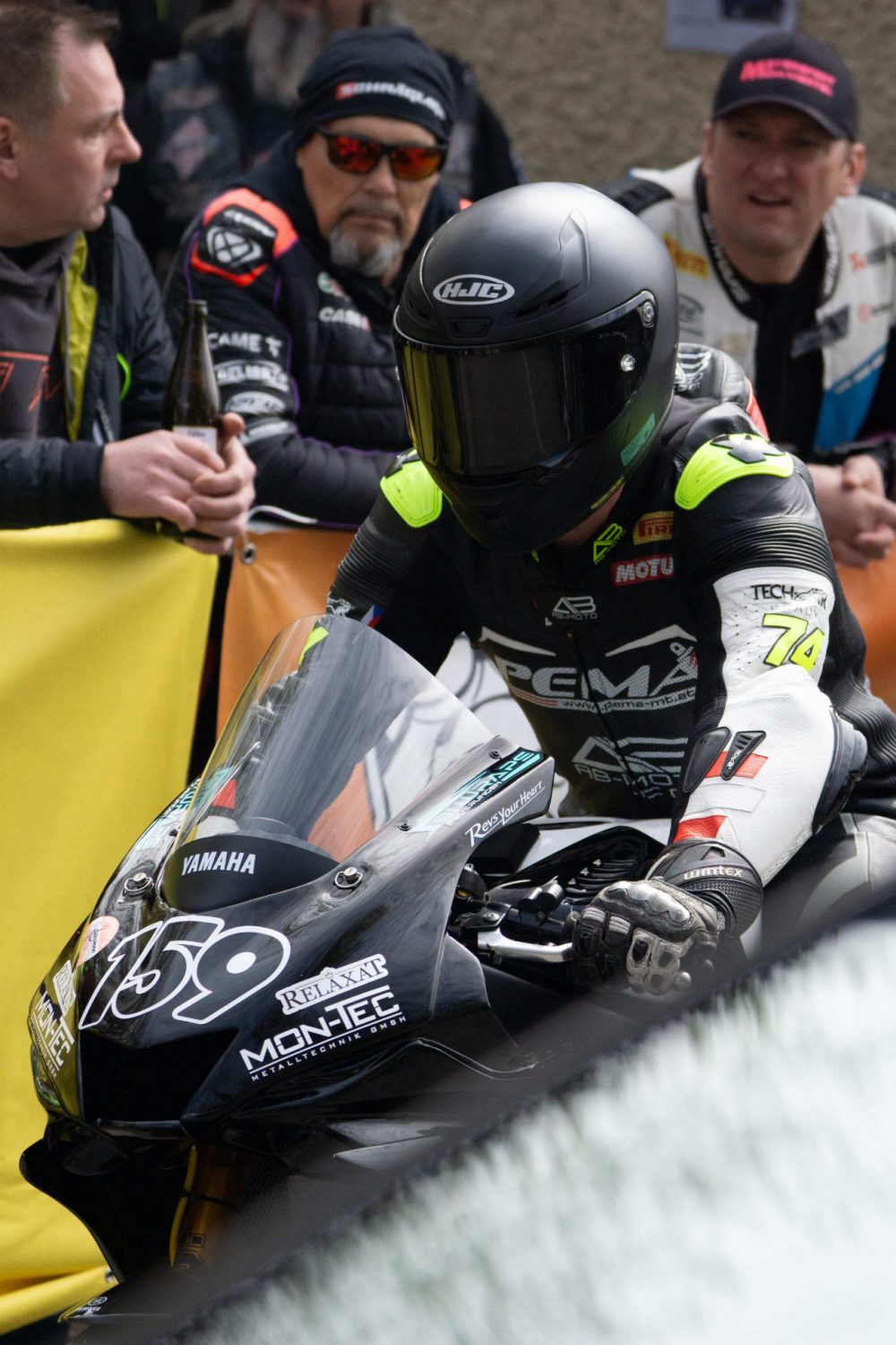 Landshaag Bergrennen 2026 | Oberösterreich Motorradfahrer auf einer Maschine in Schwarz und Weiß am Start, dahinter Zuschauer an der Absperrung