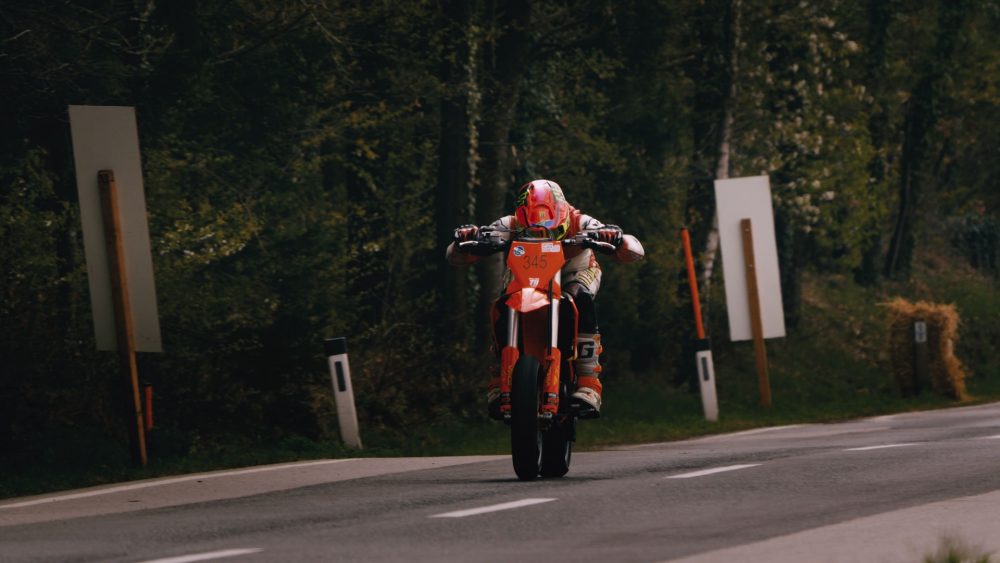 Landshaag Bergrennen 2026 | Oberösterreich Orange KTM Supermoto auf einer Geraden beim Bergrennen in St. Martin im Mühlkreis