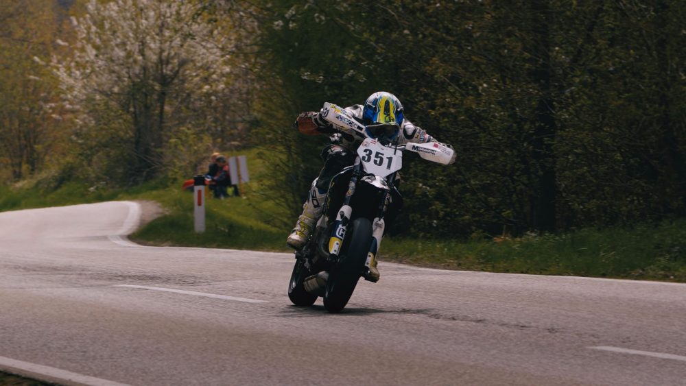 Landshaag Bergrennen 2026 | Oberösterreich Supermoto Fahrer frontal auf der Strecke beim Landshaag Bergrennen 2026