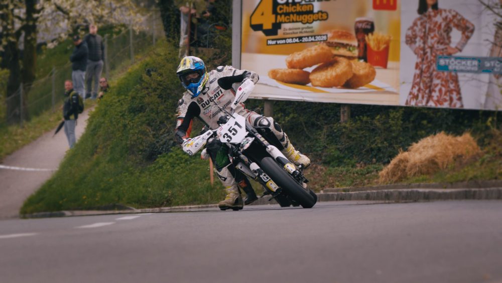 Landshaag Bergrennen 2026 | Oberösterreich Weiße Supermoto in Schräglage in Kurve 1 beim Landshaag Bergrennen 2026