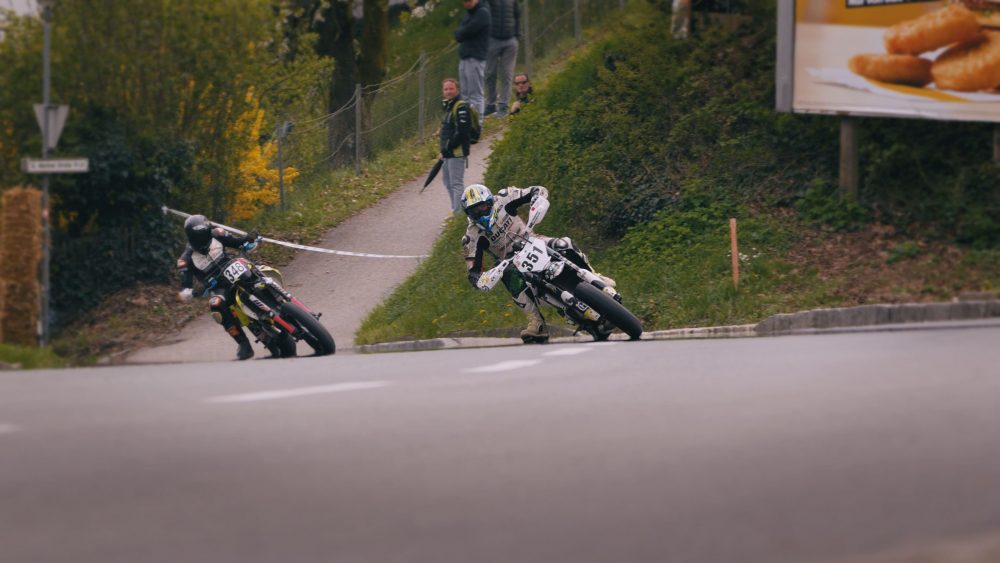 Landshaag Bergrennen 2026 | Oberösterreich Zwei Supermotos hintereinander in Kurve 1 beim Landshaag Bergrennen 2026