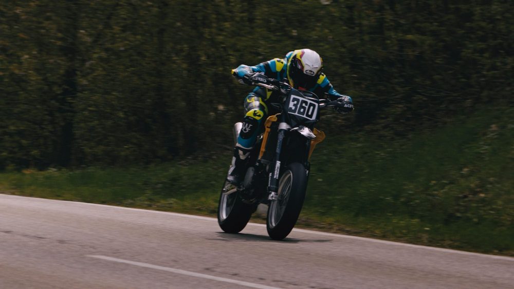 Landshaag Bergrennen 2026 | Oberösterreich Supermoto Fahrer mit Startnummer frontal auf der Strecke beim Landshaag Bergrennen 2026