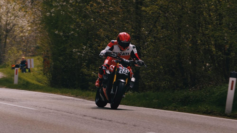 Landshaag Bergrennen 2026 | Oberösterreich Rote Ducati Streetfighter auf einer Geraden am Waldrand beim Bergrennen in St. Martin