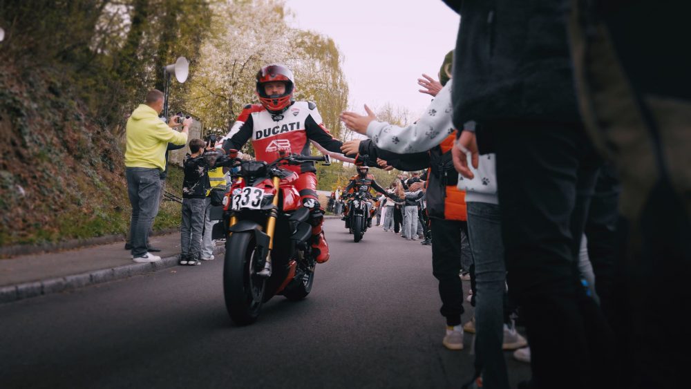 Landshaag Bergrennen 2026 | Oberösterreich Motorradfahrer klatscht bei der Rückführung die Hände der Zuschauer ab, Landshaag Bergrennen 2026