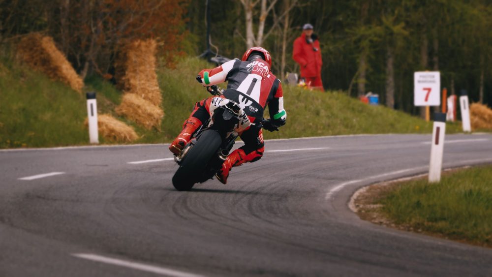Landshaag Bergrennen 2026 | Oberösterreich Rote Ducati Streetfighter mit Knie am Boden bei Kurvenmarkierung 7 beim Landshaag Bergrennen 2026