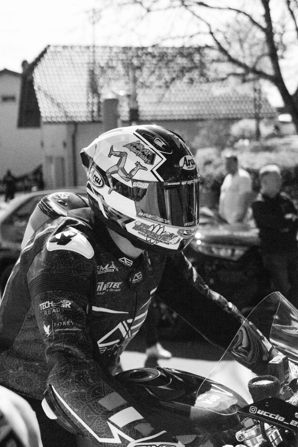 Landshaag Bergrennen 2026 | Oberösterreich Thomas Altendorfer mit Isle of Man TT Helm im Fahrerlager beim Landshaag Bergrennen 2026, Schwarzweißfoto