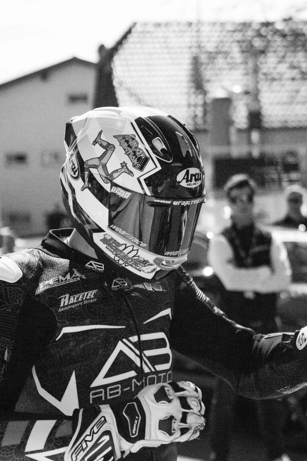 Landshaag Bergrennen 2026 | Oberösterreich Thomas Altendorfer mit Helm und Lederkombi beim Landshaag Bergrennen 2026, Schwarzweißfoto
