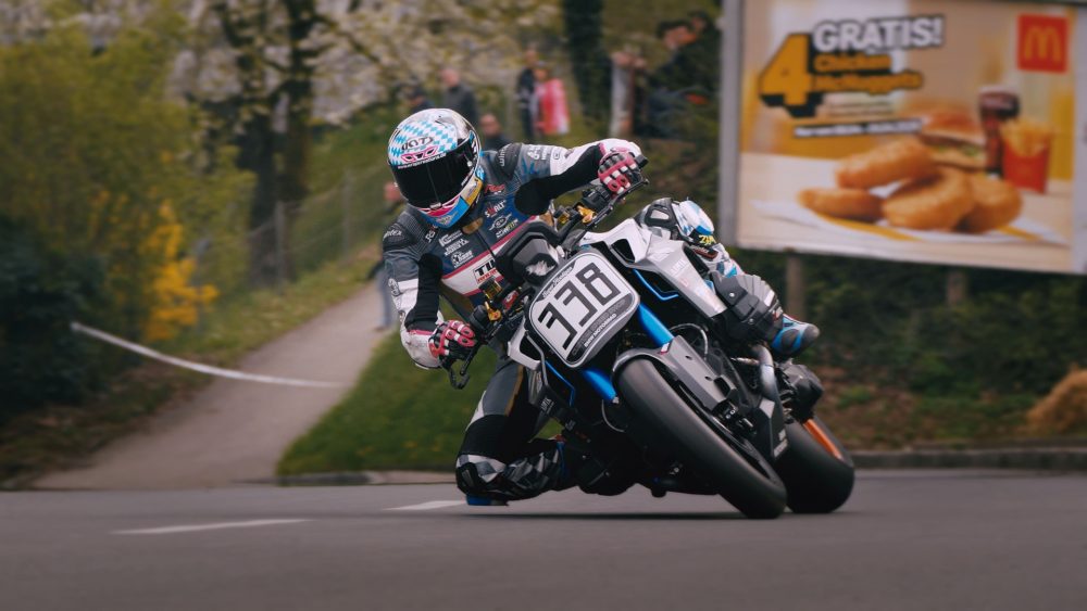 Landshaag Bergrennen 2026 | Oberösterreich David Datzer auf BMW Naked Bike mit Knie am Boden in Kurve 1 beim Landshaag Bergrennen 2026