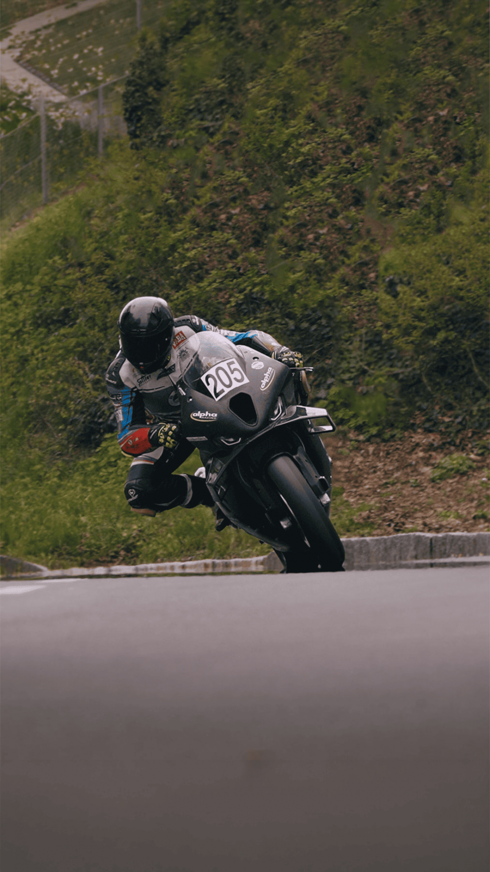 Landshaag Bergrennen 2026 | Oberösterreich BMW M1000 RR in Schräglage am Kurvenausgang beim Landshaag Bergrennen 2026
