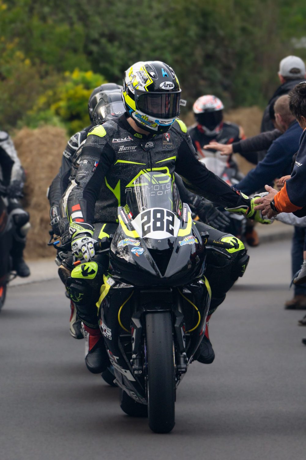 Landshaag Bergrennen 2026 | Oberösterreich Fahrer auf neongelbem Superbike zwischen anderen Fahrern beim Landshaag Bergrennen 2026