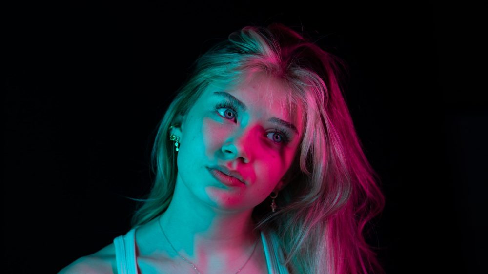 Naemi Krösche Model Shooting | HTL Paul Hahn, Linz Nahaufnahme von Naemi Krösche in einem Fotostudio mit schwarzem Hintergrund