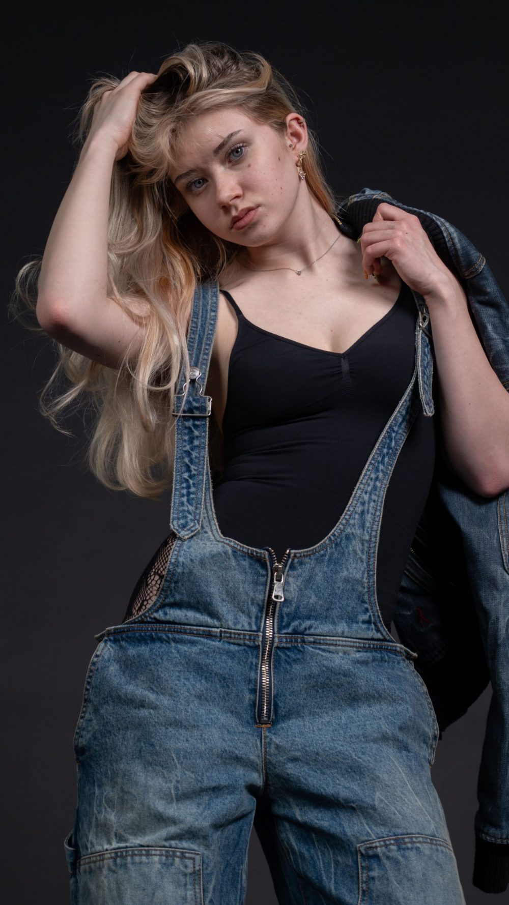 Naemi Krösche Model Shooting | HTL Paul Hahn, Linz Modelfotografie mit Naemi Krösche vor einem schwarzen Hintergrund in Linz