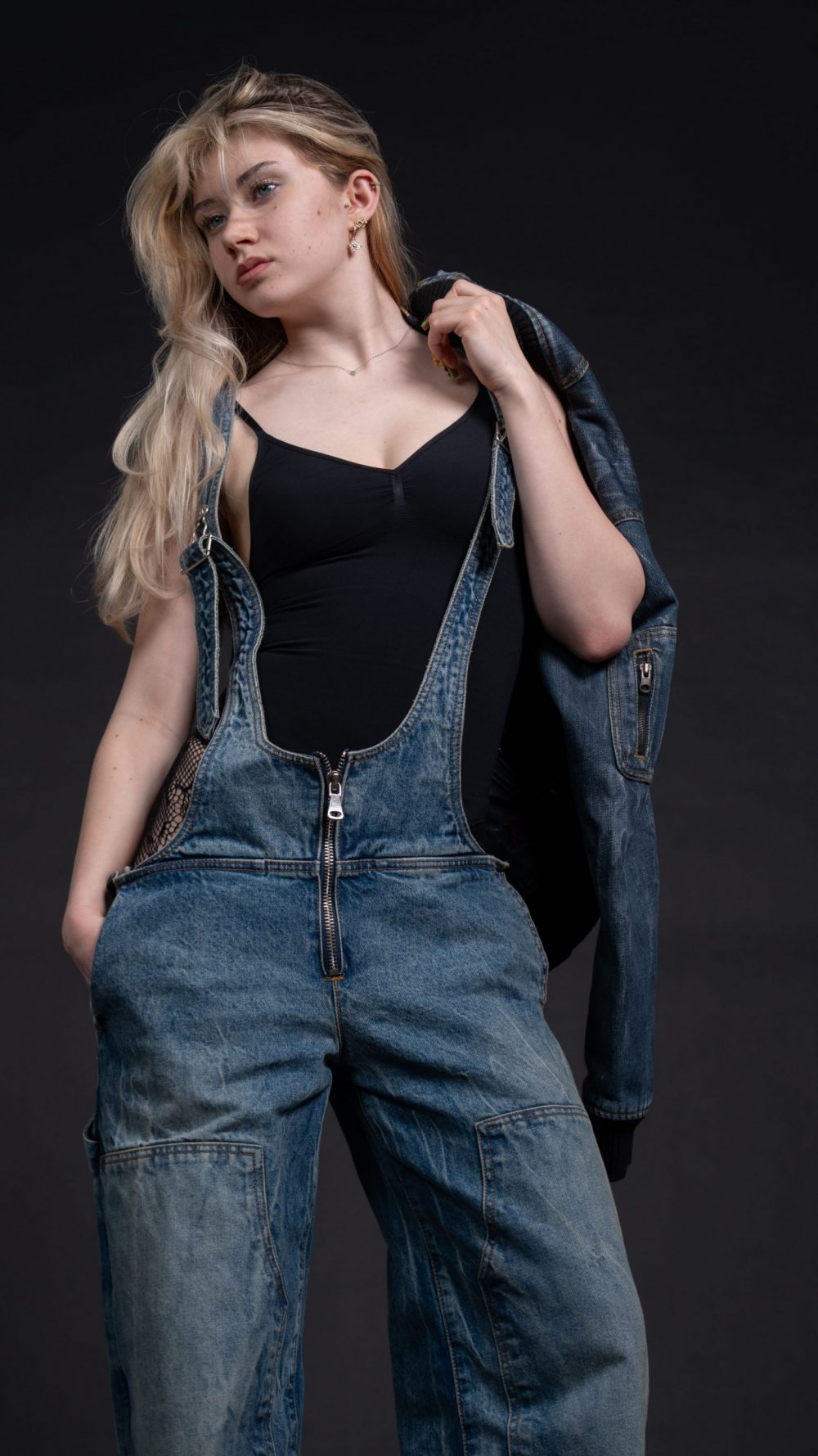 Naemi Krösche Model Shooting | HTL Paul Hahn, Linz Naemi Krösche in Latzhose, schwarzem Top und Jeansjacke mit Blick zur Seite