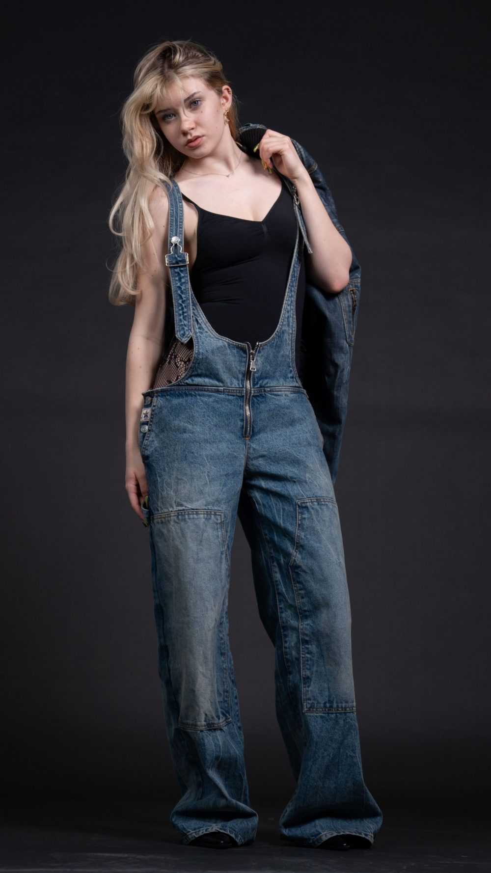 Naemi Krösche Model Shooting | HTL Paul Hahn, Linz Ganzkörperporträt von Naemi Krösche in weiter Latzhose im Fotostudio in Linz