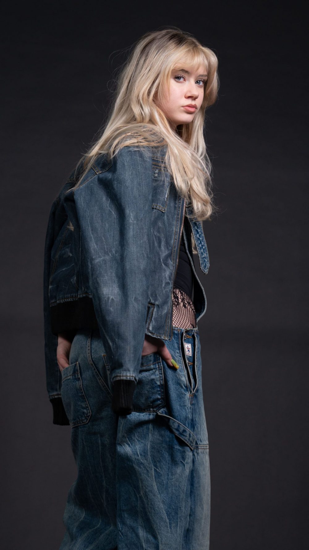 Naemi Krösche Model Shooting | HTL Paul Hahn, Linz Naemi Krösche in Jeansjacke und Jeans seitlich mit Blick über die Schulter