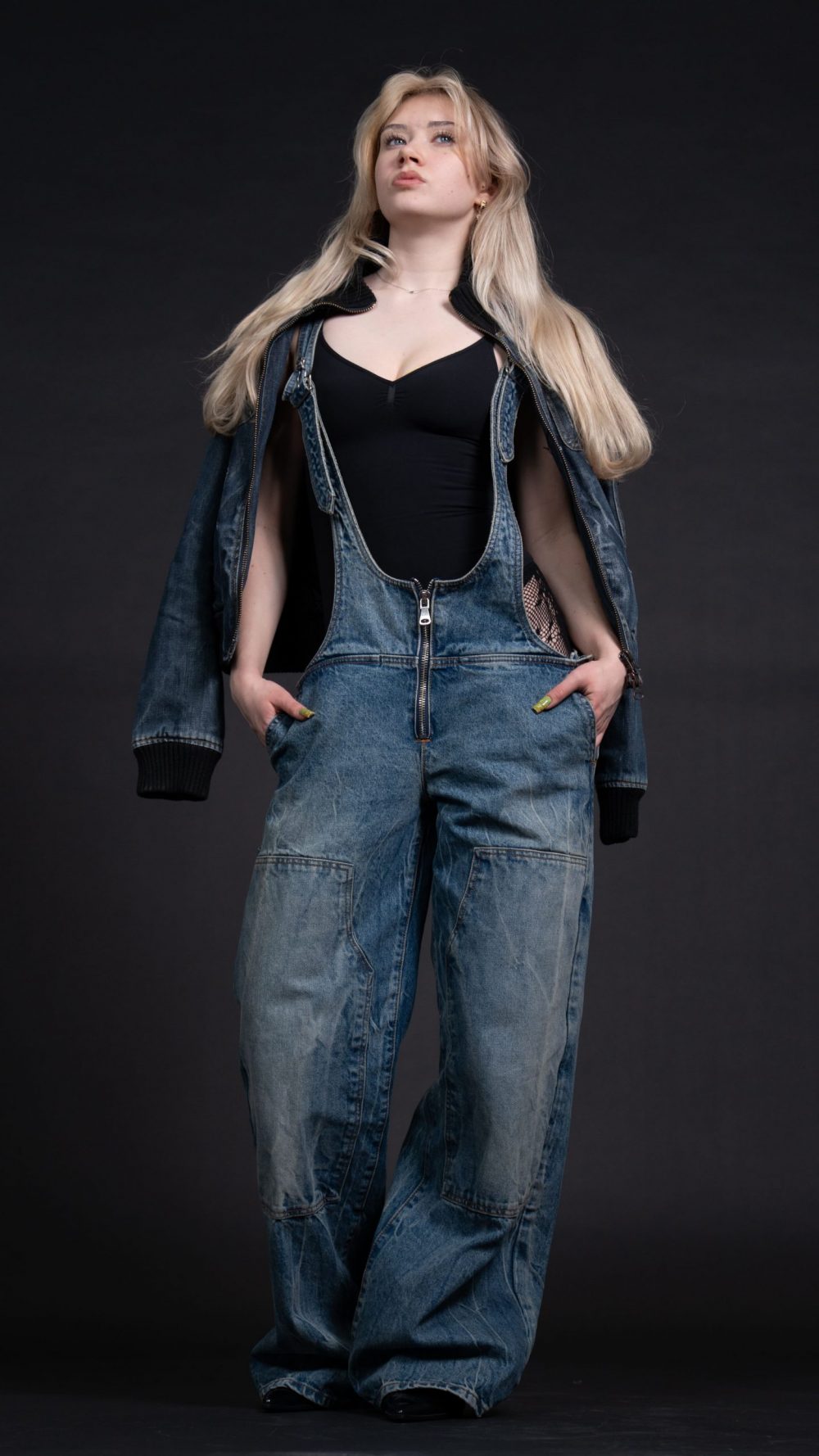 Naemi Krösche Model Shooting | HTL Paul Hahn, Linz Naemi Krösche in Latzhose mit Händen in den Taschen und Blick nach oben