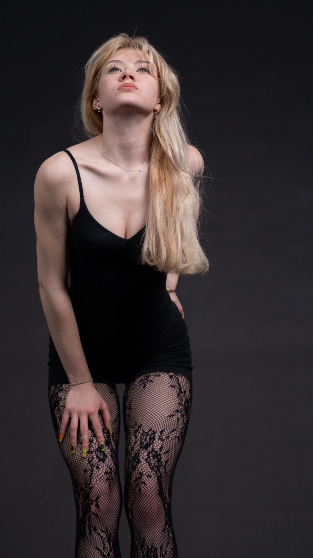 Naemi Krösche Model Shooting | HTL Paul Hahn, Linz Naemi Krösche im schwarzen Bodysuit mit Spitzenstrumpfhose und Blick nach oben
