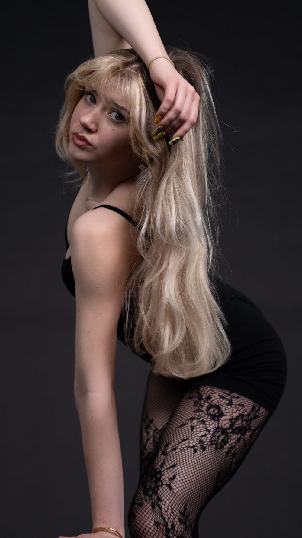 Naemi Krösche Model Shooting | HTL Paul Hahn, Linz Nahaufnahme von Naemi Krösche im schwarzen Bodysuit mit einer Hand im Haar
