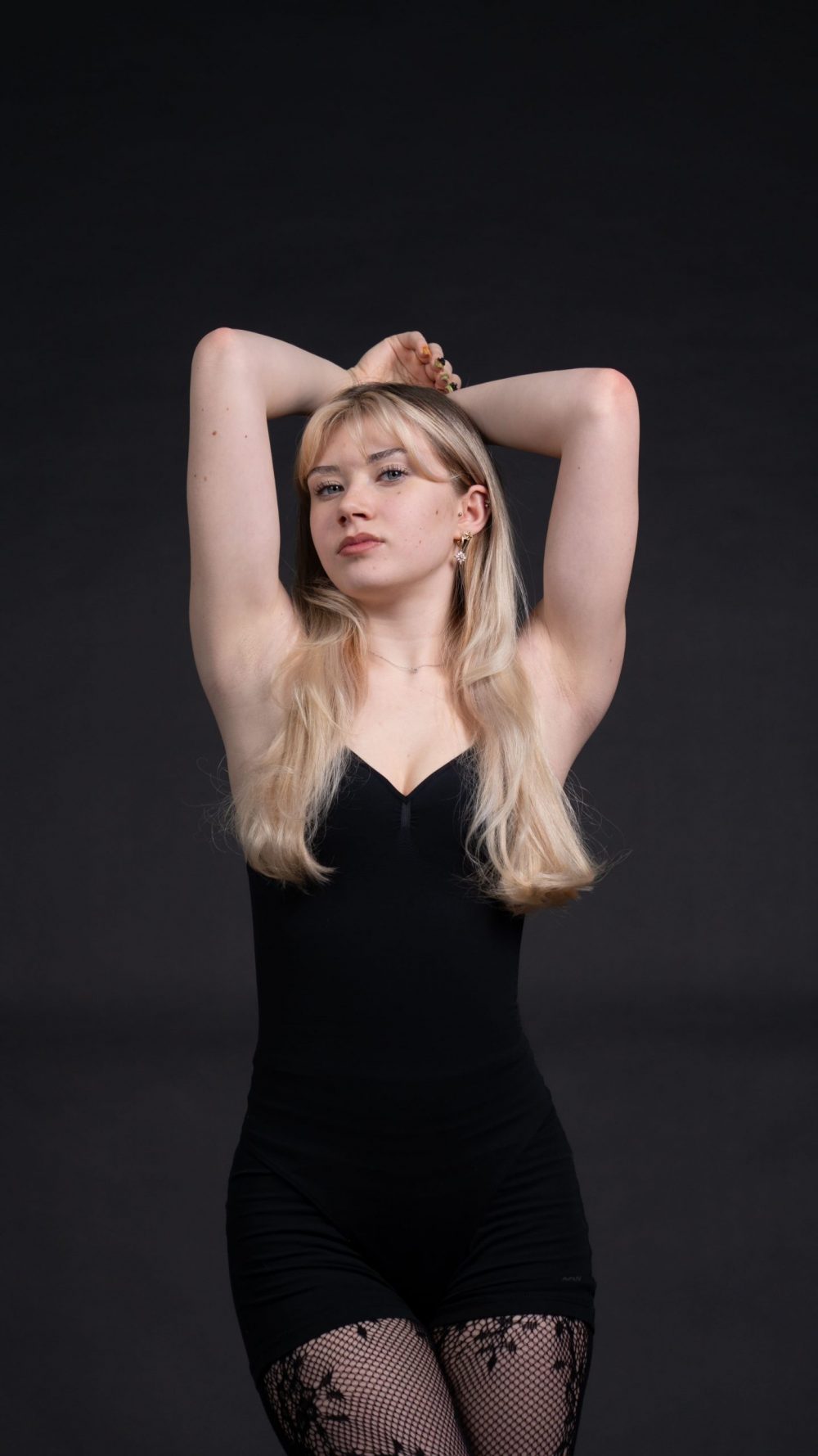 Naemi Krösche Model Shooting | HTL Paul Hahn, Linz Naemi Krösche im schwarzen Bodysuit mit über dem Kopf verschränkten Armen
