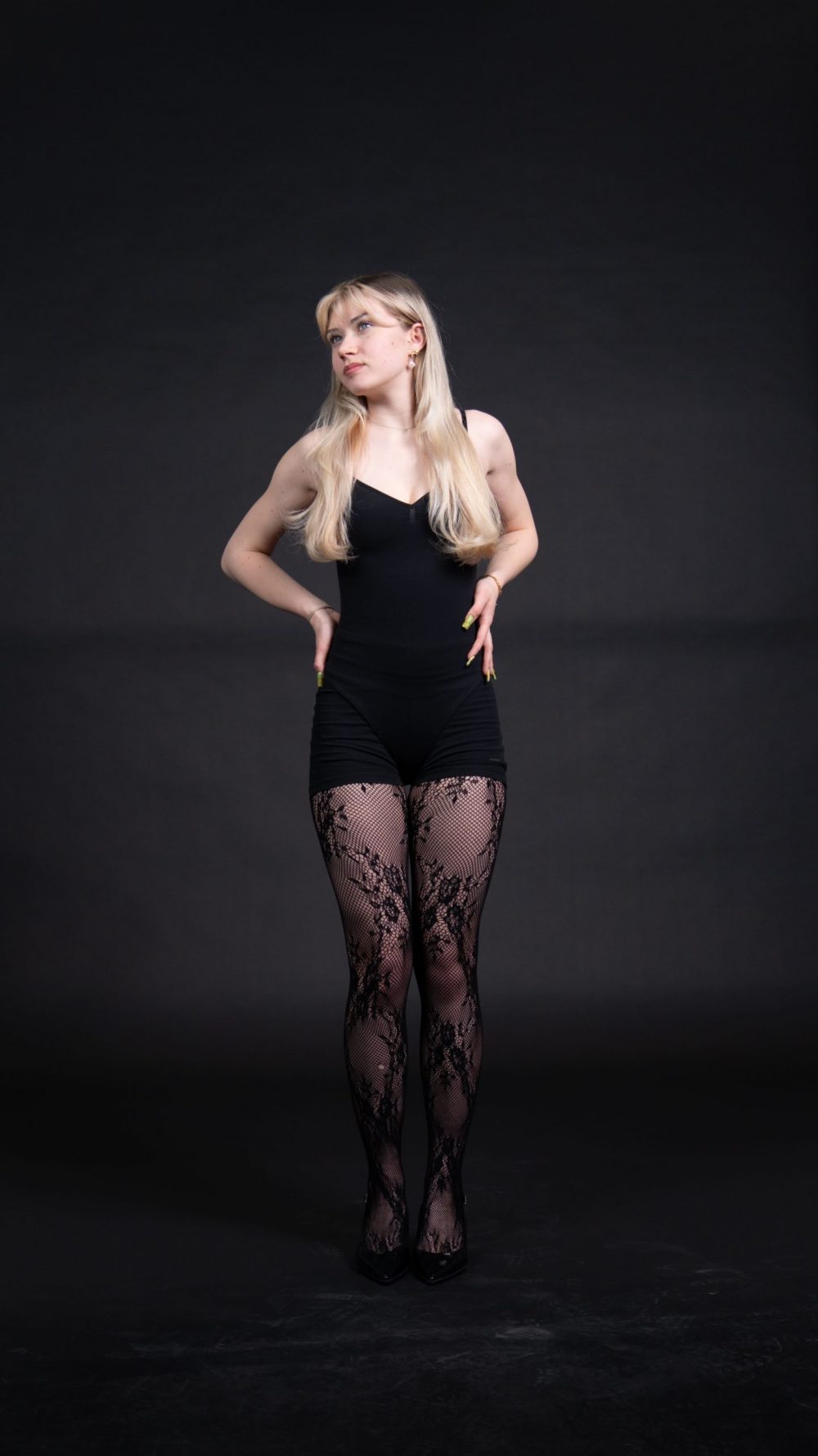 Naemi Krösche Model Shooting | HTL Paul Hahn, Linz Ganzkörperporträt von Naemi Krösche mit Händen an der Hüfte und Blick nach oben
