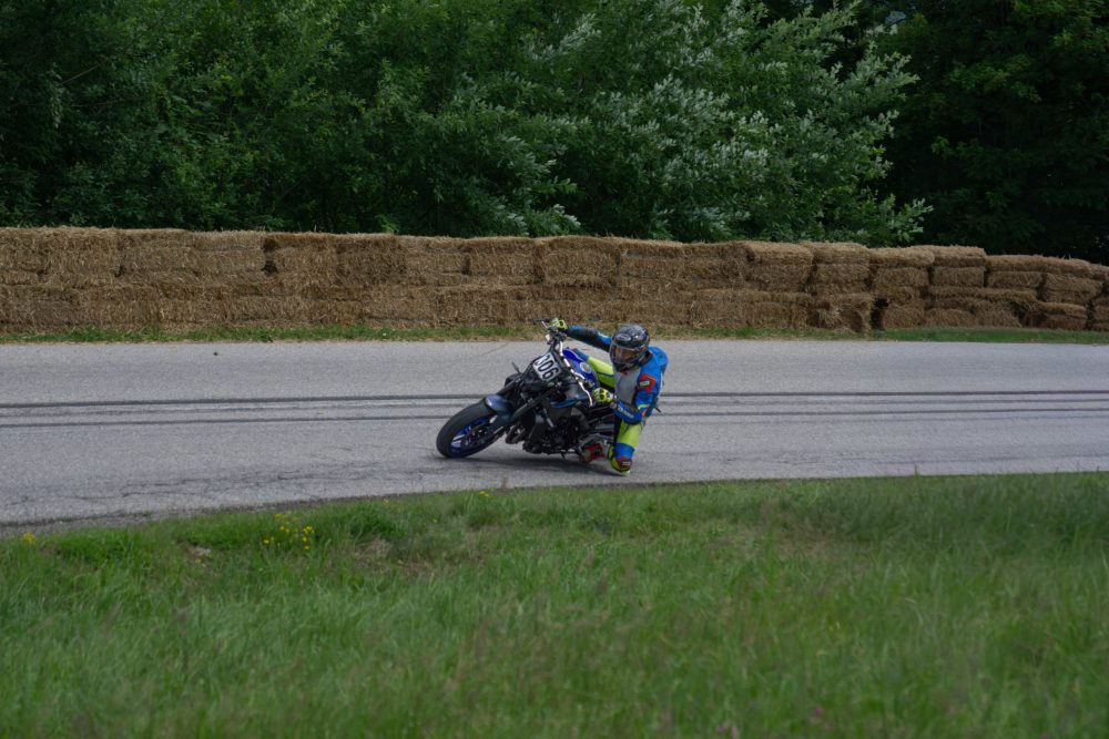Bergrennen Julbach 2026 | Julbach, Oberösterreich Blaues Superbike entlang der Strohballenmauer beim Julbach Bergrennen
