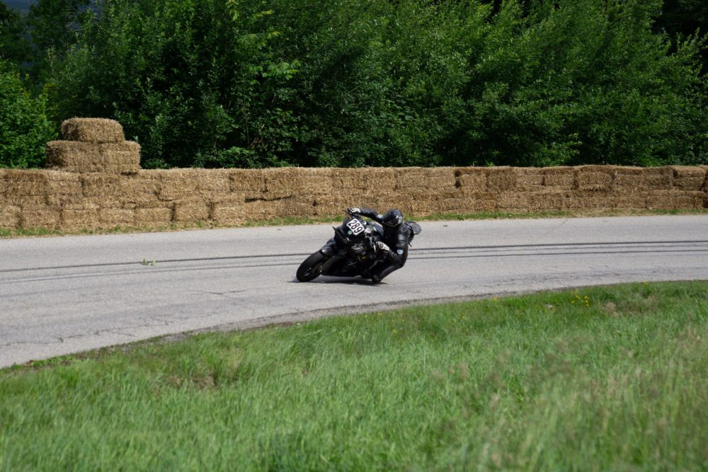 Bergrennen Julbach 2026 | Julbach, Oberösterreich Dunkles Superbike in Schräglage entlang der Strohballen beim Motorrad Bergrennen Julbach