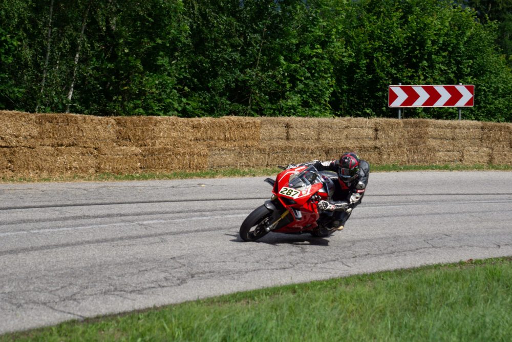 Bergrennen Julbach 2026 | Julbach, Oberösterreich Fahrer auf einer Ducati Panigale V4 S mit Knie am Boden an der Strohballenmauer beim Julbach Bergrennen