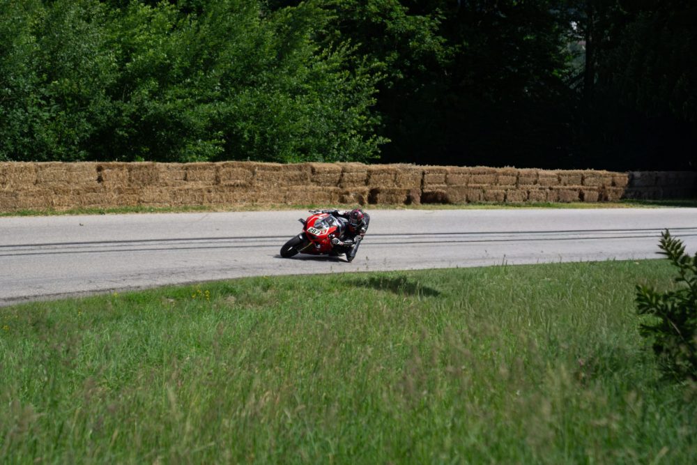 Bergrennen Julbach 2026 | Julbach, Oberösterreich Rotes Superbike in einer Kurve entlang der Strohballenmauer, Bergrennen Julbach im Mühlviertel