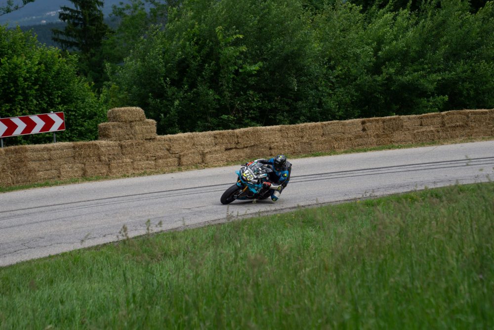 Bergrennen Julbach 2026 | Julbach, Oberösterreich Motorradfahrer in einer Kurve entlang der Strohballenmauer mit Richtungspfeilen, Bergrennen Julbach