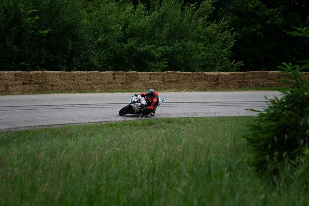Bergrennen Julbach 2026 | Julbach, Oberösterreich Rotes Superbike an der Strohballenmauer beim Bergrennen Julbach 2026
