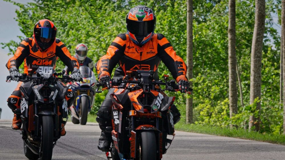 Bergrennen Julbach 2026 | Julbach, Oberösterreich Zwei Fahrer auf orangen KTM Super Duke nebeneinander bei der Rückführung in Julbach