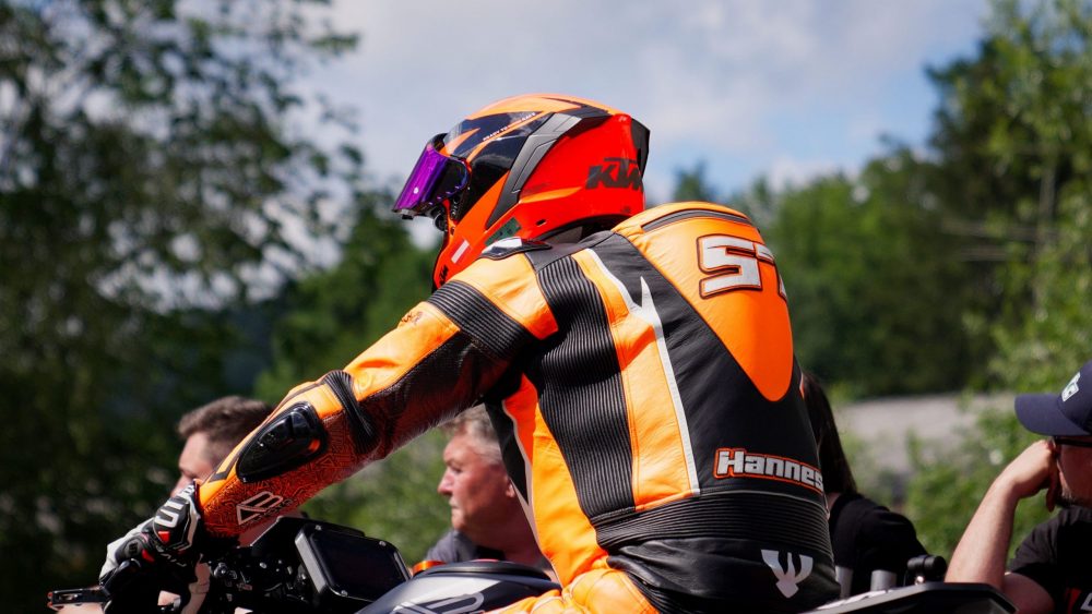 Bergrennen Julbach 2026 | Julbach, Oberösterreich Rennfahrer in Kombi in Orange und Schwarz von hinten am Start, Bergrennen Julbach 2026