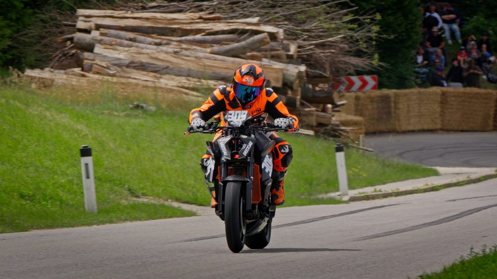 Bergrennen Julbach 2026 | Julbach, Oberösterreich KTM Super Duke kommt an Holzstapeln vorbei aus einer Kurve beim Motorrad Bergrennen Julbach