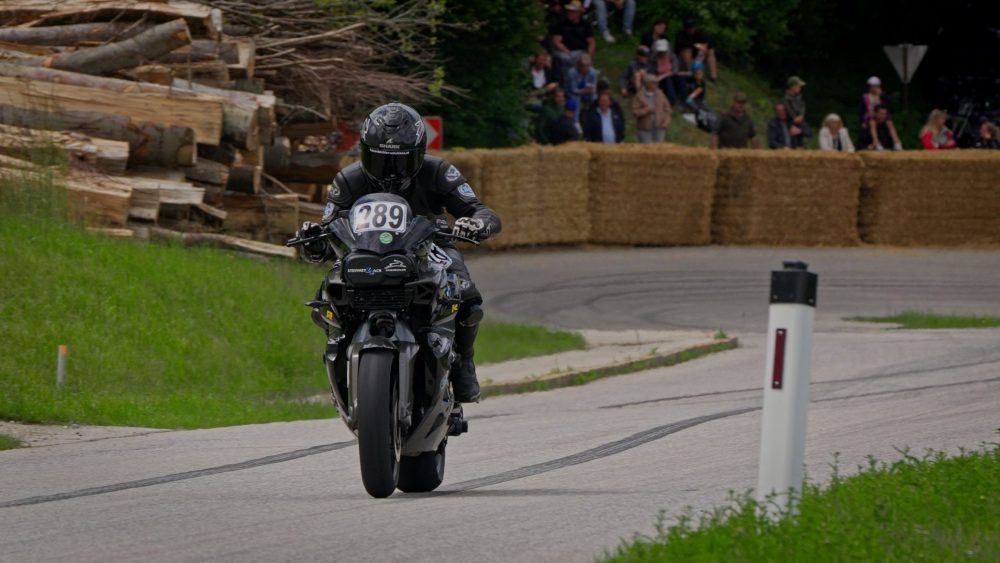 Bergrennen Julbach 2026 | Julbach, Oberösterreich Naked Bike biegt an Holzstapeln und Streckenpfosten vorbei in die Gerade, Bergrennen Julbach 2026