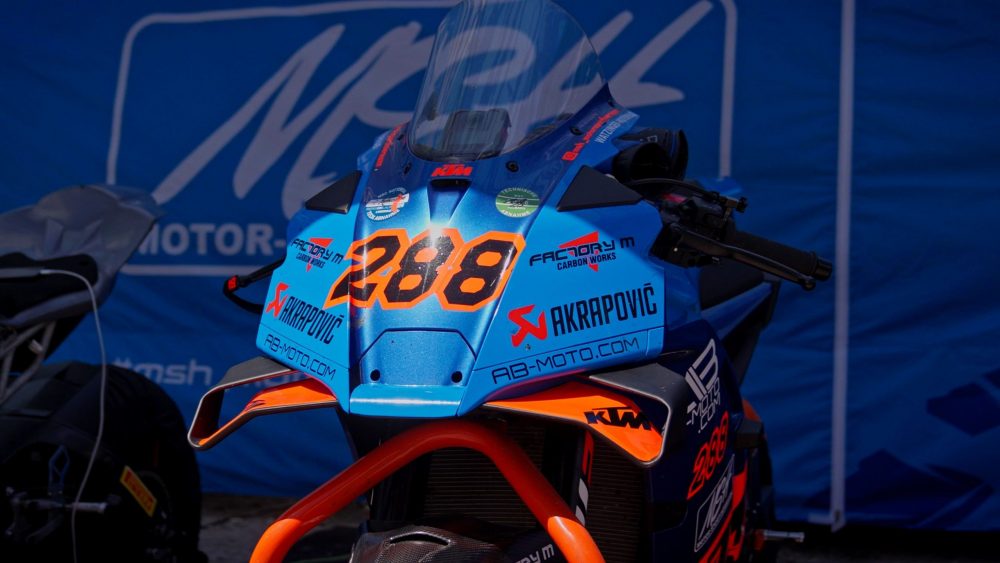 Bergrennen Julbach 2026 | Julbach, Oberösterreich Nahaufnahme des Superbikes in Blau und Orange mit Startnummer 288 von MSH Motorsport Hörmann in Julbach