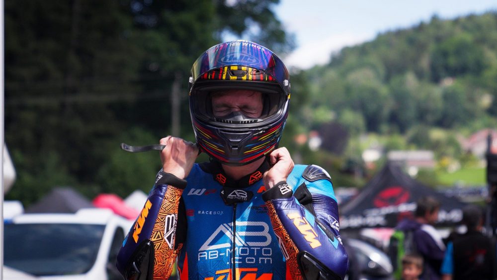 Bergrennen Julbach 2026 | Julbach, Oberösterreich Motorradfahrer setzt im Fahrerlager beim Bergrennen Julbach seinen Helm auf