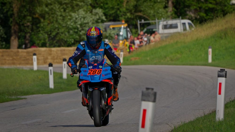 Bergrennen Julbach 2026 | Julbach, Oberösterreich Fahrer auf einem Superbike in Blau und Rot kommt zwischen Streckenpfosten auf die Kamera zu, Julbach
