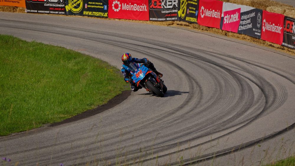 Bergrennen Julbach 2026 | Julbach, Oberösterreich Blaues Superbike in Schräglage in einer engen Kurve mit Reifenspuren beim Bergrennen Julbach