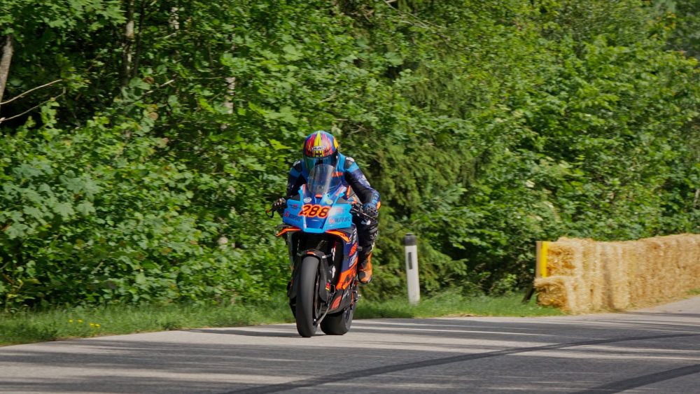 Bergrennen Julbach 2026 | Julbach, Oberösterreich Motorradfahrer auf der Geraden zwischen Strohballen und Wald beim Bergrennen Julbach
