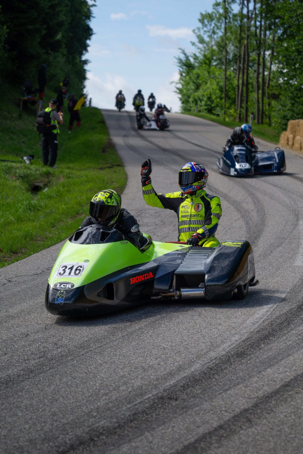 Bergrennen Julbach 2026 | Julbach, Oberösterreich Seitenwagen Team winkt den Zuschauern in einer Kurve beim Bergrennen Julbach im Mühlviertel