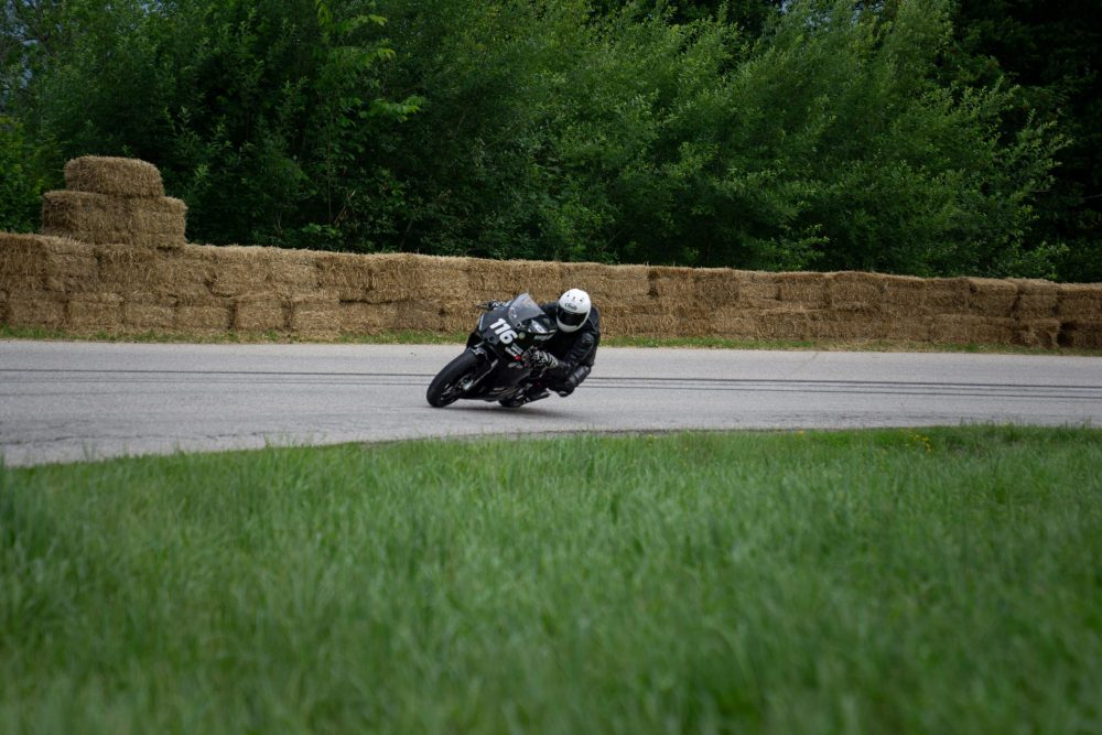 Bergrennen Julbach 2026 | Julbach, Oberösterreich Weißes Superbike entlang der Strohballen beim Julbach Bergrennen im Mühlviertel