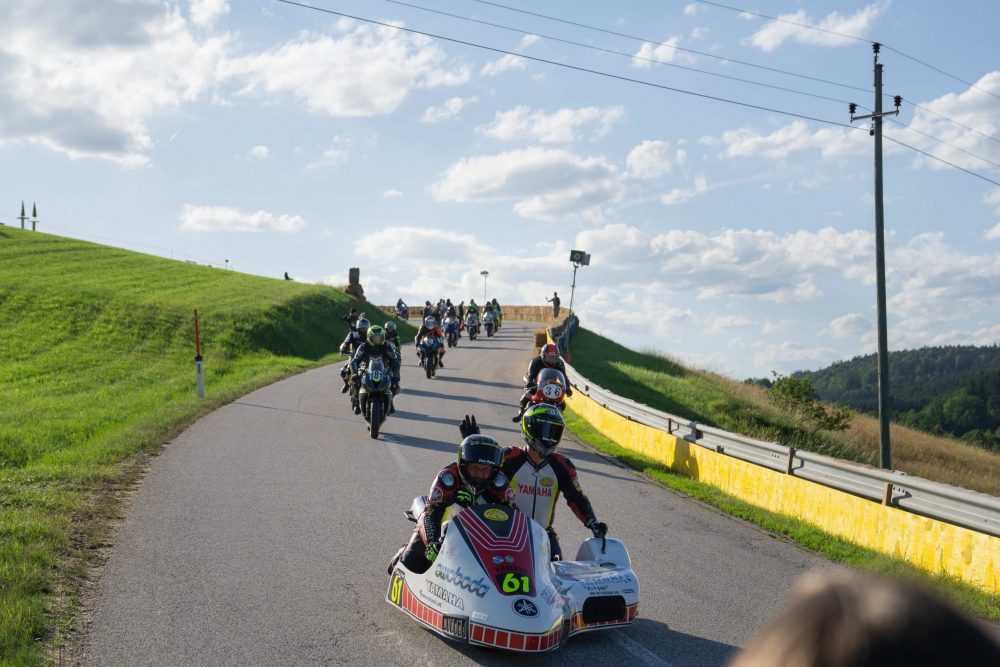 Bergrennen Julbach 2026 | Julbach, Oberösterreich Seitenwagen Gespann mit Beifahrer fährt bergauf, dahinter weitere Fahrer in Julbach