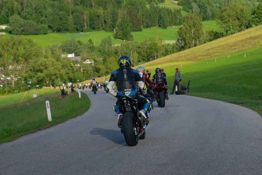 Bergrennen Julbach 2026 | Julbach, Oberösterreich Motorradfahrer bei der Rückführung auf der Strecke in Julbach, vorne ein türkises Superbike