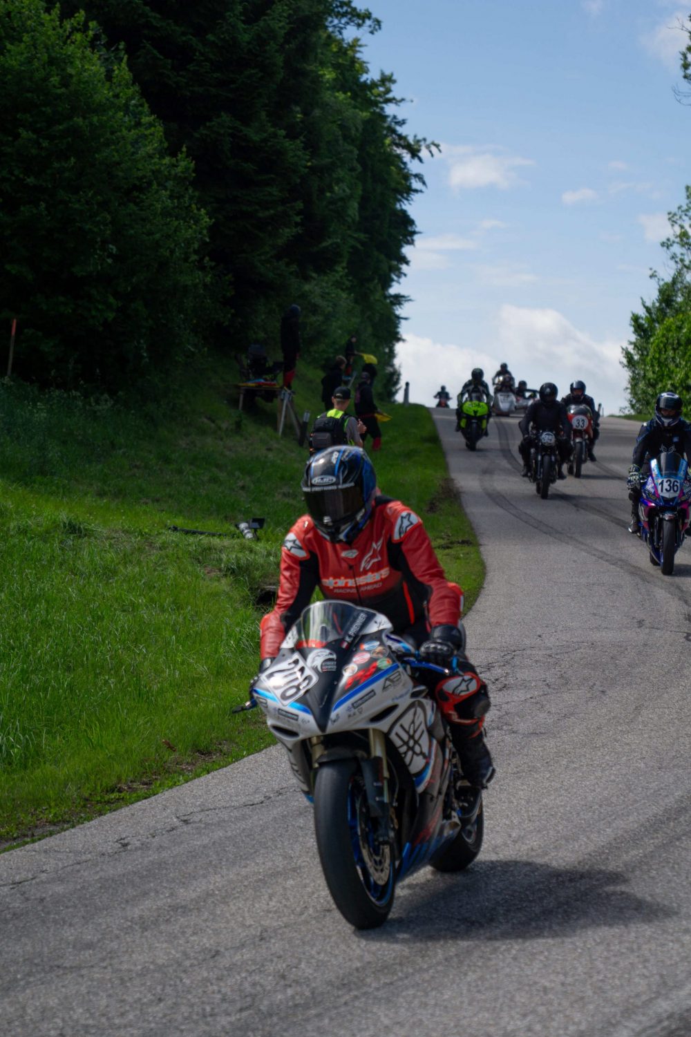 Bergrennen Julbach 2026 | Julbach, Oberösterreich Fahrer auf weißem Superbike bei der Rückführung beim Motorrad Bergrennen Julbach