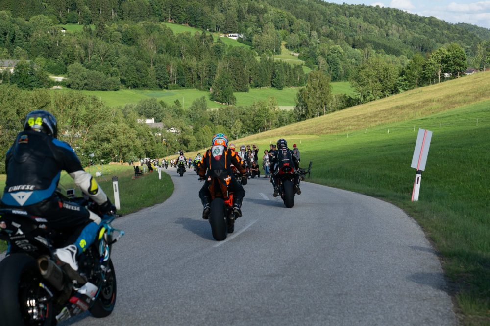 Bergrennen Julbach 2026 | Julbach, Oberösterreich Gruppe von Motorradfahrern bei der Rückführung durch die Kurve in Julbach