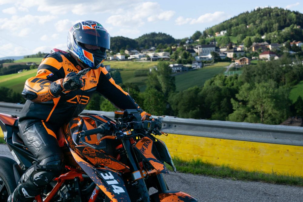 Bergrennen Julbach 2026 | Julbach, Oberösterreich Fahrer auf KTM Super Duke vor gelber Leitplanke und dem Ort Julbach bei der Rückführung