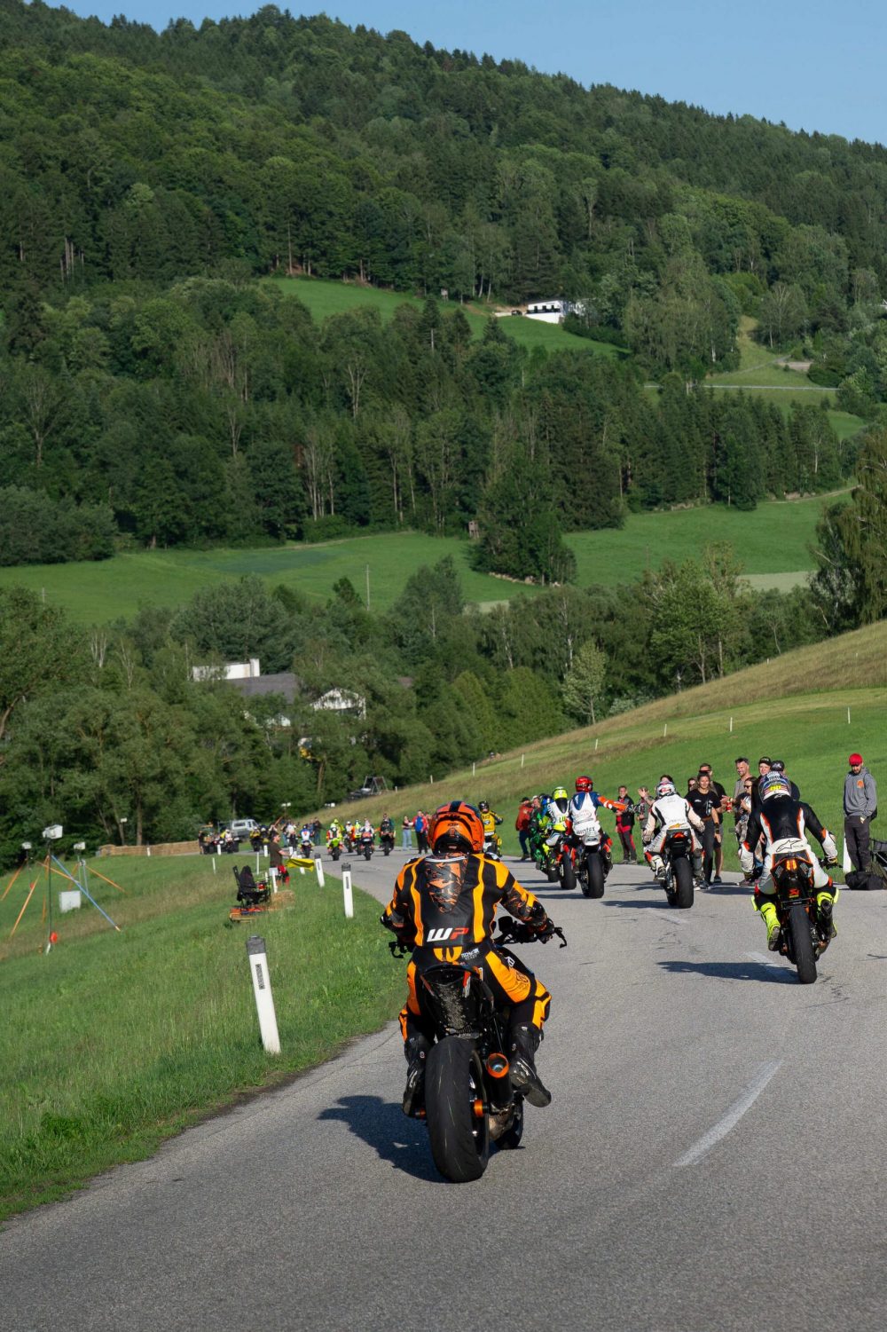 Bergrennen Julbach 2026 | Julbach, Oberösterreich Motorradfahrer kommt den Berg hinauf, Zuschauer stehen auf der Wiese, Bergrennen Julbach 2026