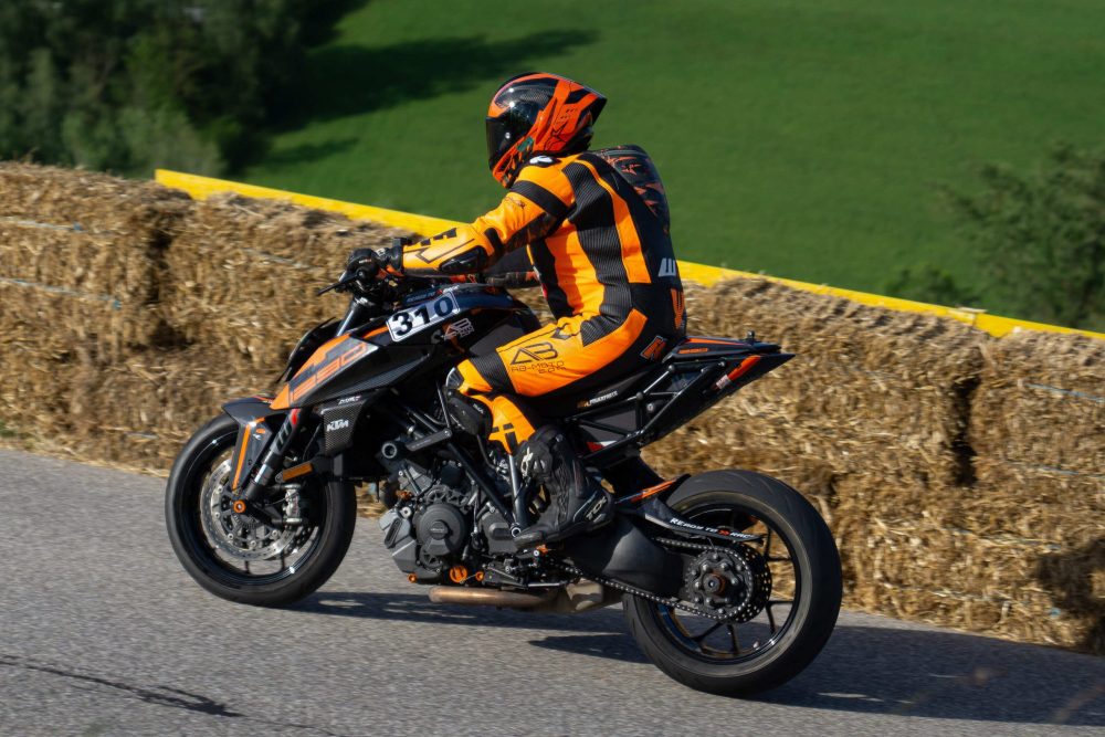 Bergrennen Julbach 2026 | Julbach, Oberösterreich Fahrer in oranger Kombi auf KTM Super Duke vor der Strohballenmauer in Julbach